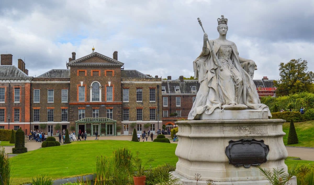 exterior of kensington palace with statue of queen victoria