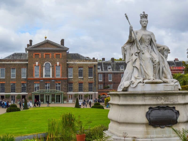 exterior of kensington palace with statue of queen victoria